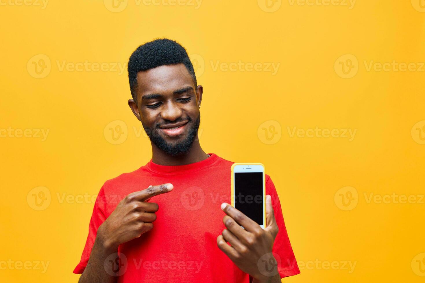 africano hombre teléfono joven contento tecnología móvil antecedentes teléfono estudio negro amarillo móvil foto