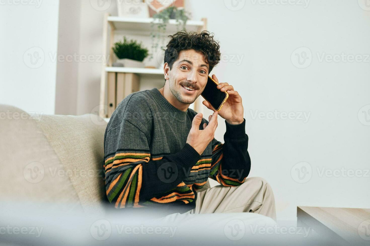 hombre sonrisa estilo de vida teléfono célula hogar foto