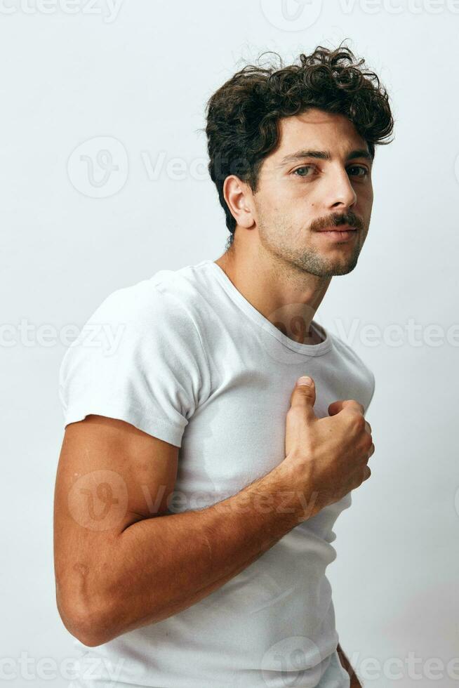 blanco hombre aislado antecedentes retrato atractivo estilo de vida Moda emoción hipster sonrisa Hispano chico camiseta foto