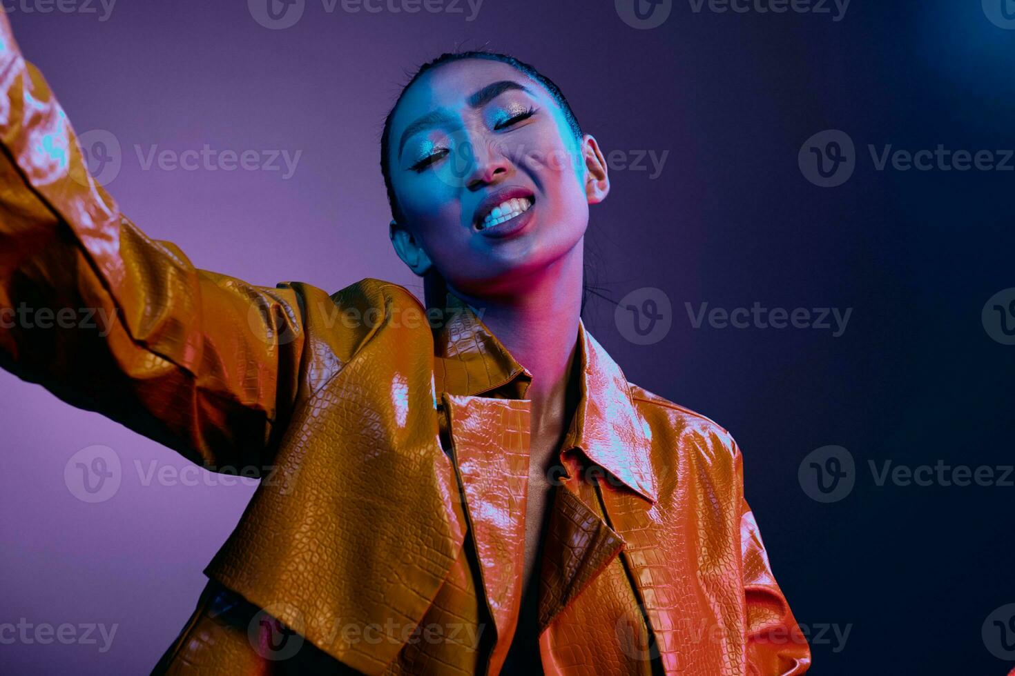 modelo mujer Arte vistoso Moda disco de moda belleza neón púrpura azul piel ligero asiático foto