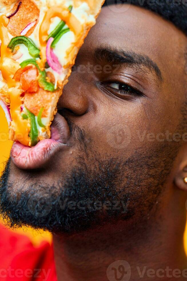 hombre antecedentes sonrisa chico rápido comida rebanada comida Pizza negro en pie contento entrega foto