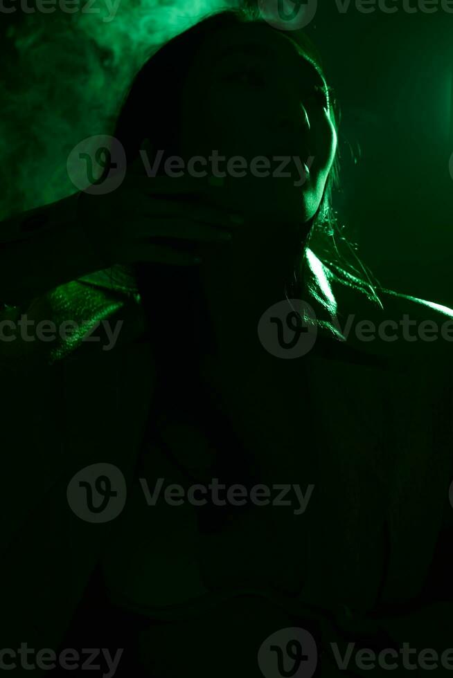 modelo mujer neón Arte fumar de moda ligero efecto retrato verde concepto vistoso foto