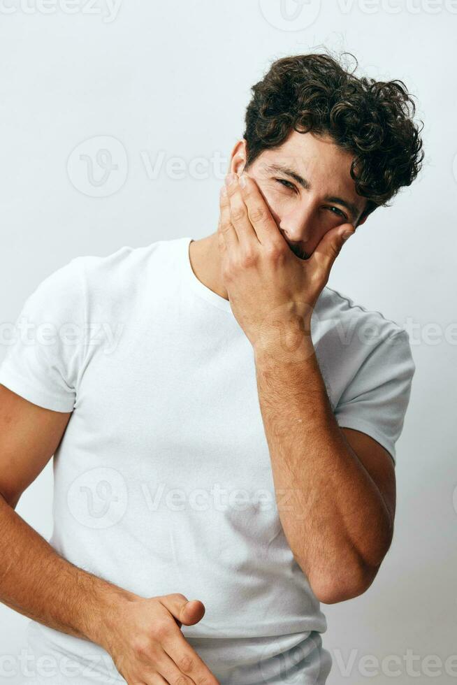 sonrisa hombre antecedentes estilo de vida felicidad retrato Rizado uno de cerca hipster blanco aislado Moda camiseta foto