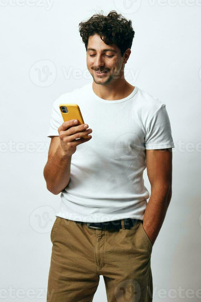 hipster hombre tecnología mensaje teléfono blanco en línea foto