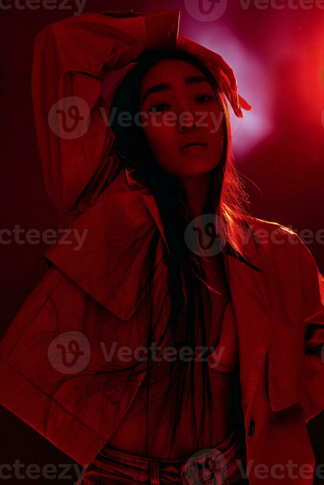 mujer retrato de moda ligero neón vistoso rojo concepto foto