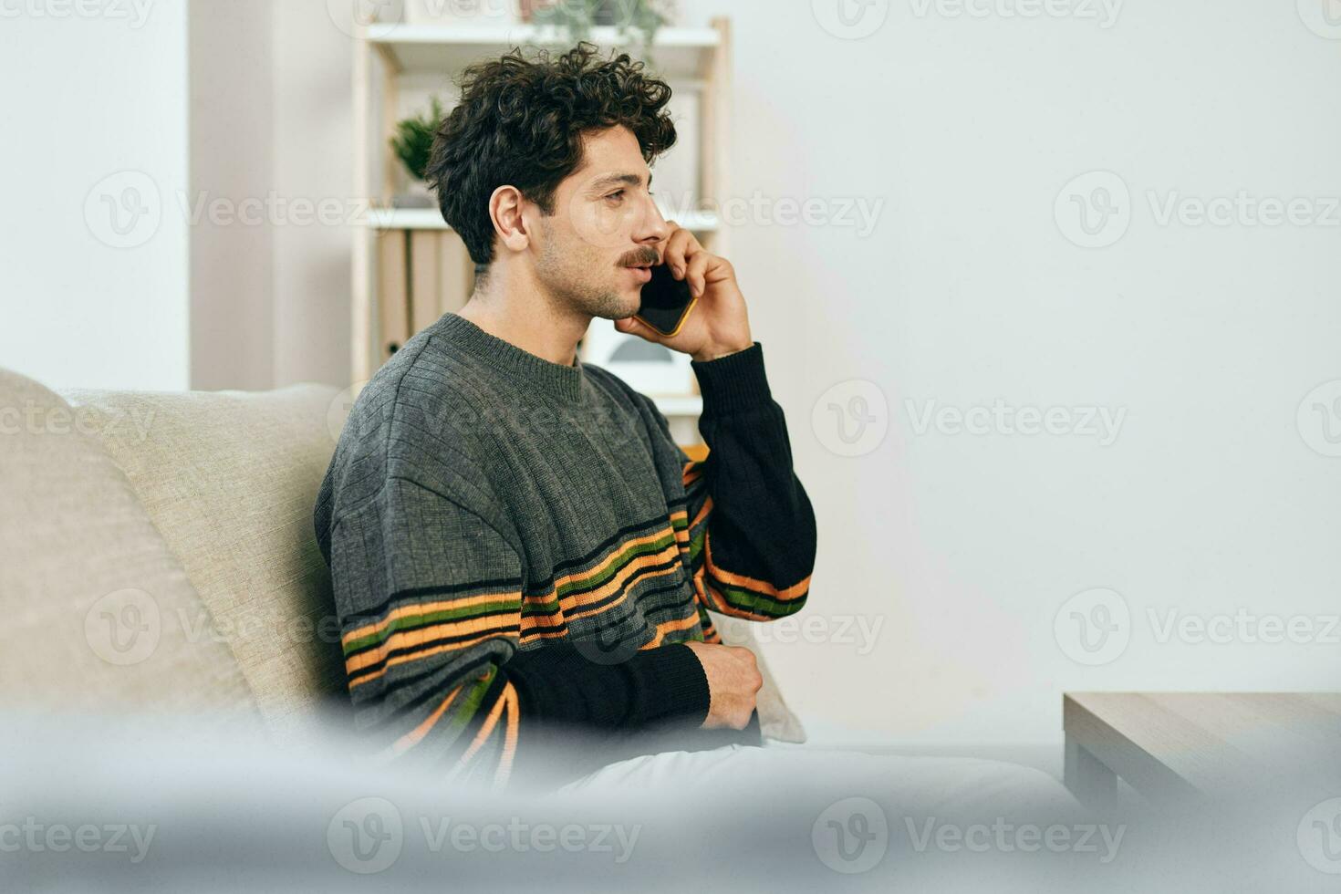 célula hombre sonrisa hogar estilo de vida teléfono foto