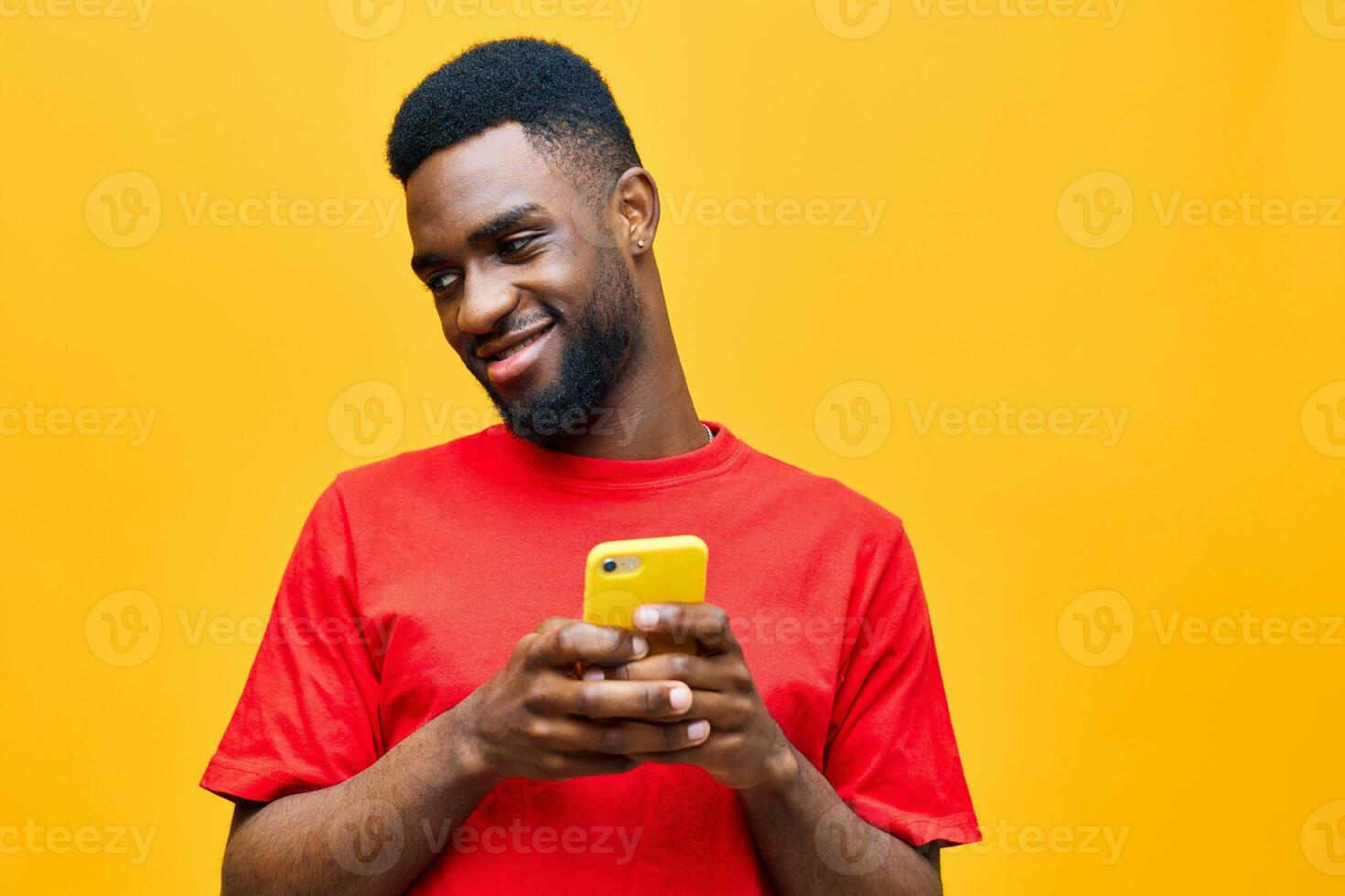 hombre antecedentes negro tecnología vistoso amarillo teléfono contento africano móvil joven Teléfono móvil foto