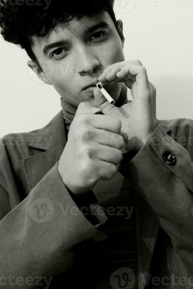 hombre estudiante Moda negocio cigarrillo hipster retrato sentado blanco pensativo de fumar sonriente y negro foto