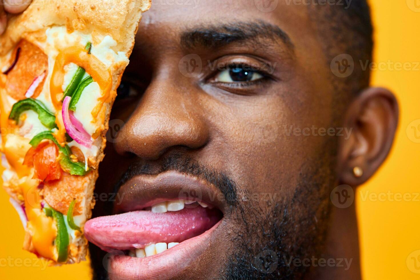 hombre negro chico americano entrega rápido antecedentes Pizza comida sonrisa contento comida africano nutrición foto