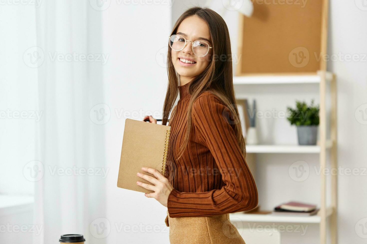 Chica de escuela niña adolescente educación estudiante preparación examen cuaderno escritorio mesa foto