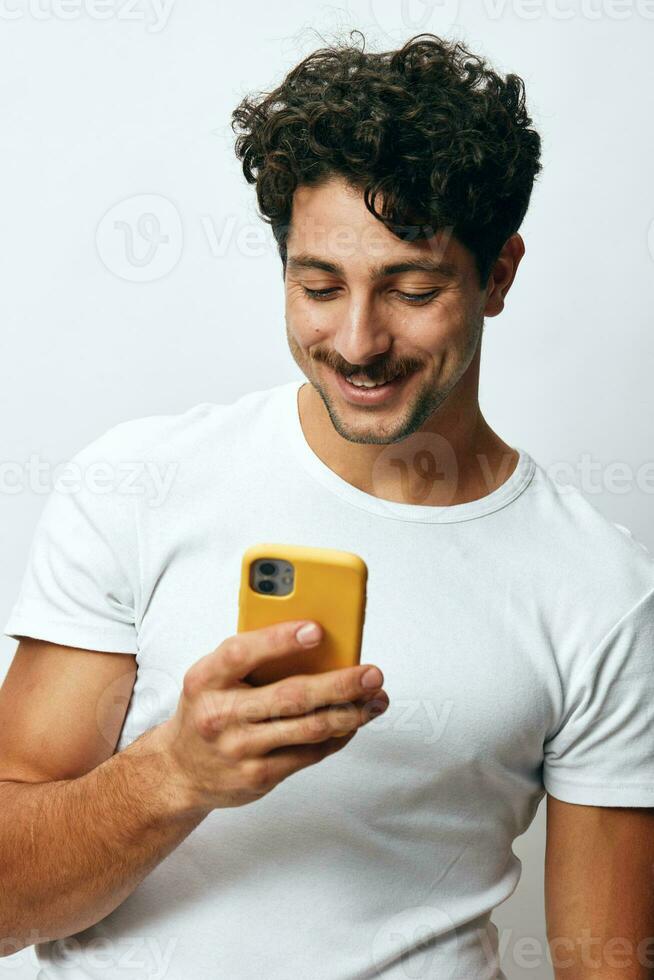 mensaje hombre camiseta tecnología hipster blanco teléfono en línea foto