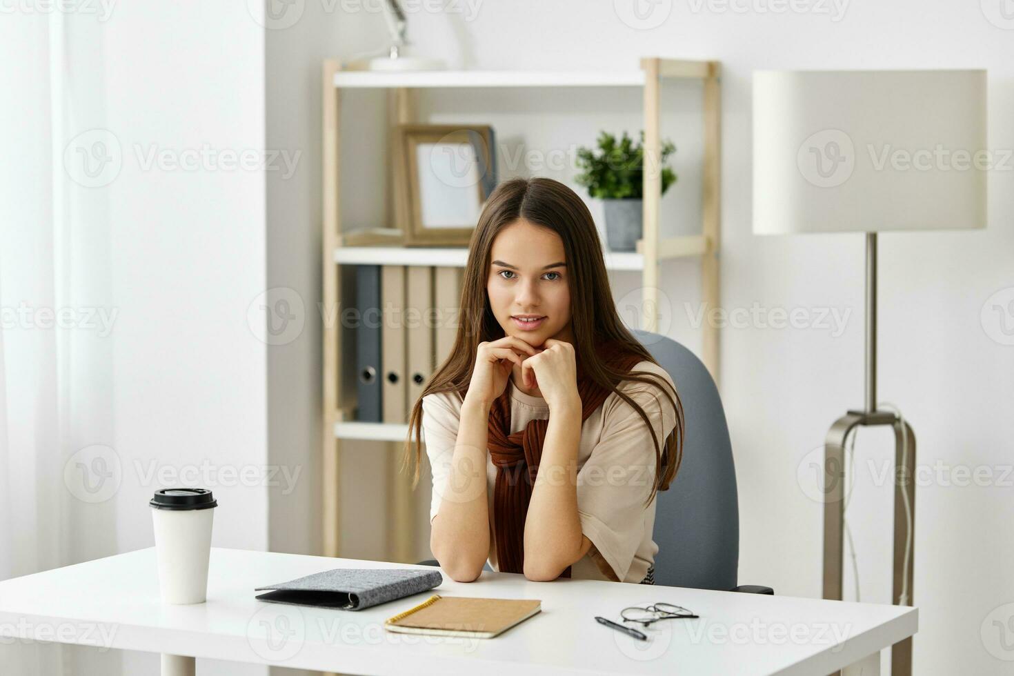 Chica de escuela mesa niña estudiante preparación escritorio cuaderno adolescente examen educación foto