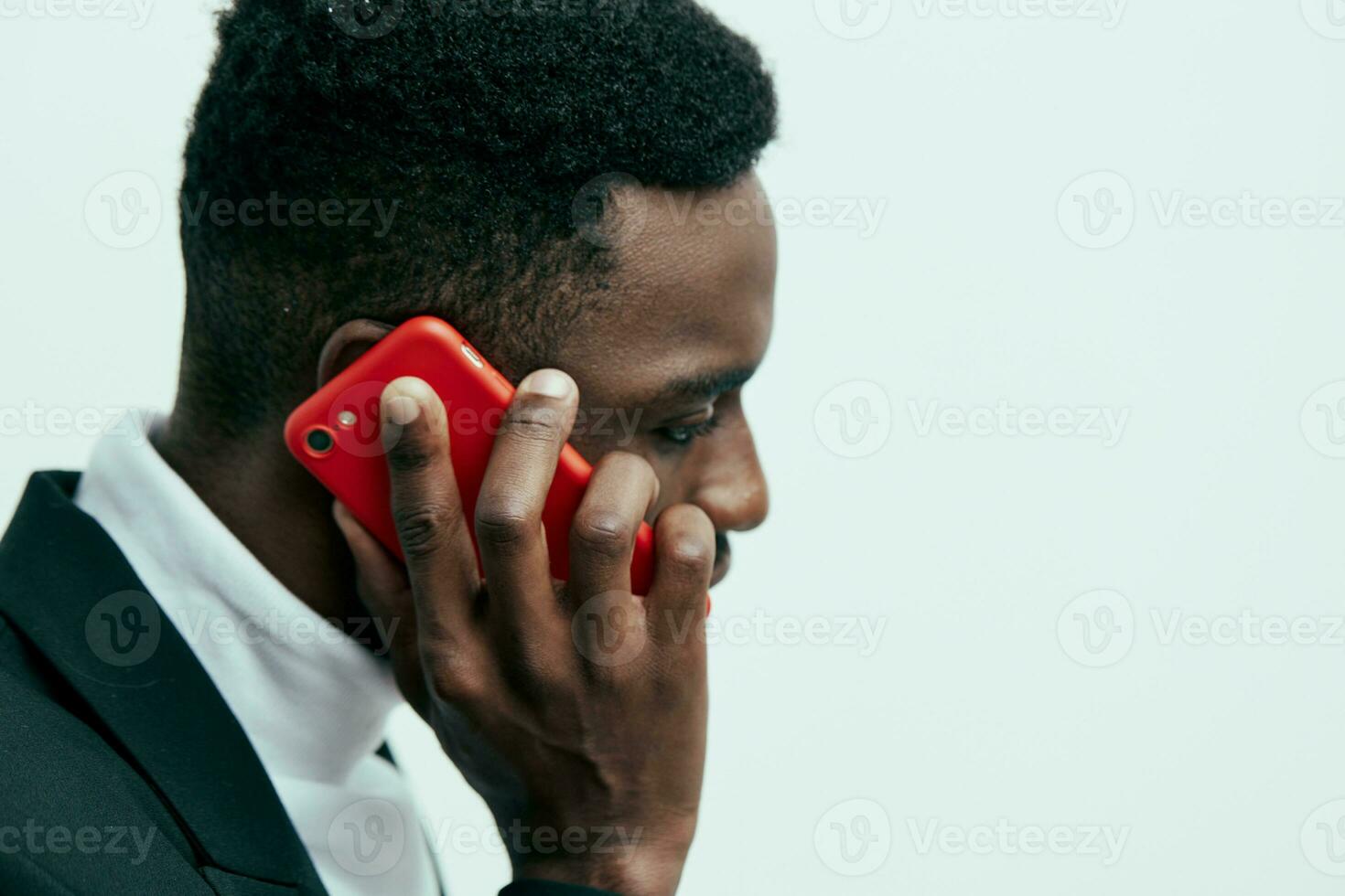 hombre sonrisa teléfono móvil Teléfono móvil africano tecnología empresario joven negro contento foto