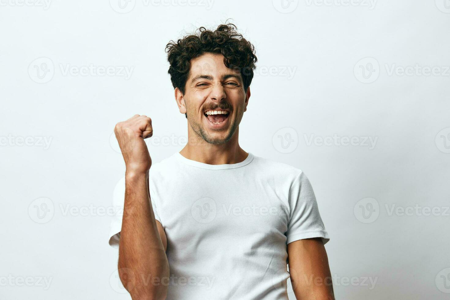 hombre antecedentes aislado felicidad retrato atuendo hipster persona positivo blanco Moda casual camiseta estilo de vida casual sonrisa foto