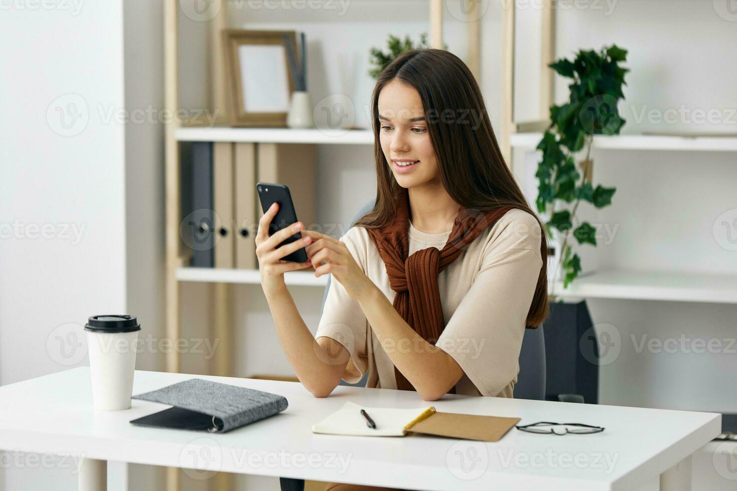 teléfono estudiante educación blogger sonrisa aprendizaje niña joven ordenador portátil selfie foto