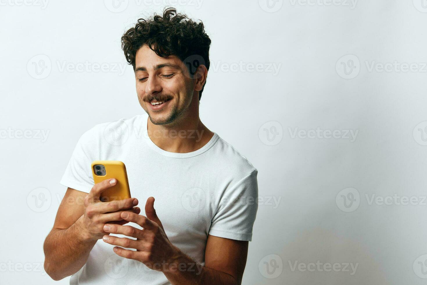 blanco hombre teléfono camiseta mensaje hipster en línea tecnología foto