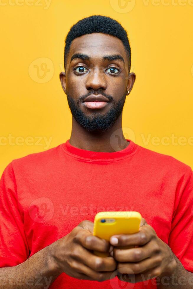 hombre mensaje teléfono joven africano amarillo milenario negro contento antecedentes tecnología móvil foto