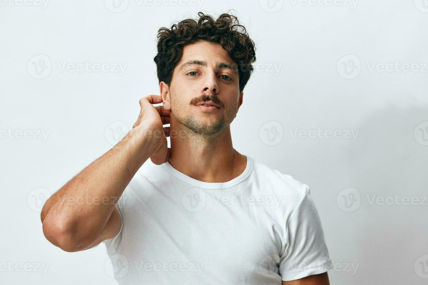 hombre antecedentes Moda frio hipster estudio de cerca aislado retrato caucásico estilo de vida sonrisa casual atuendo camiseta blanco foto