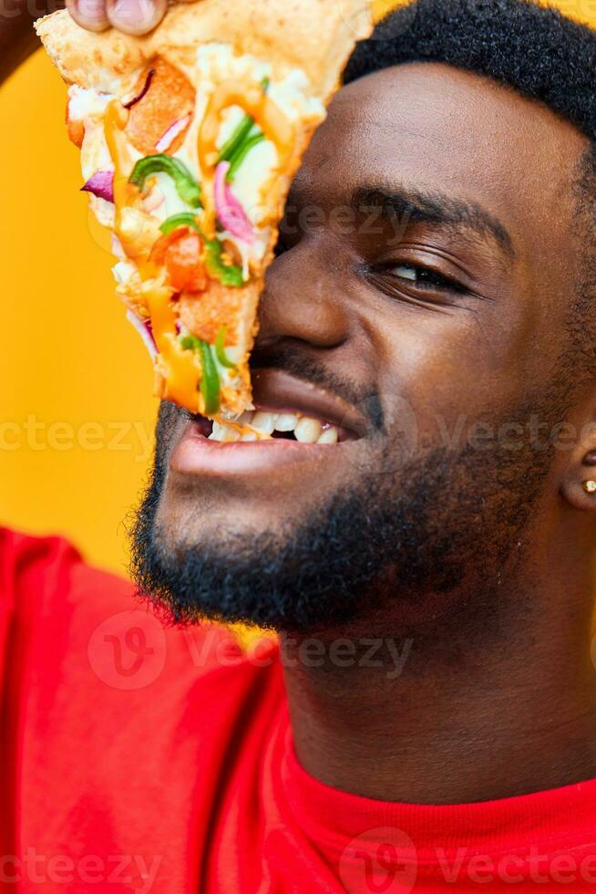 contento hombre comida rápido Pizza entrega sonrisa negro comida masculino antecedentes comida chico foto