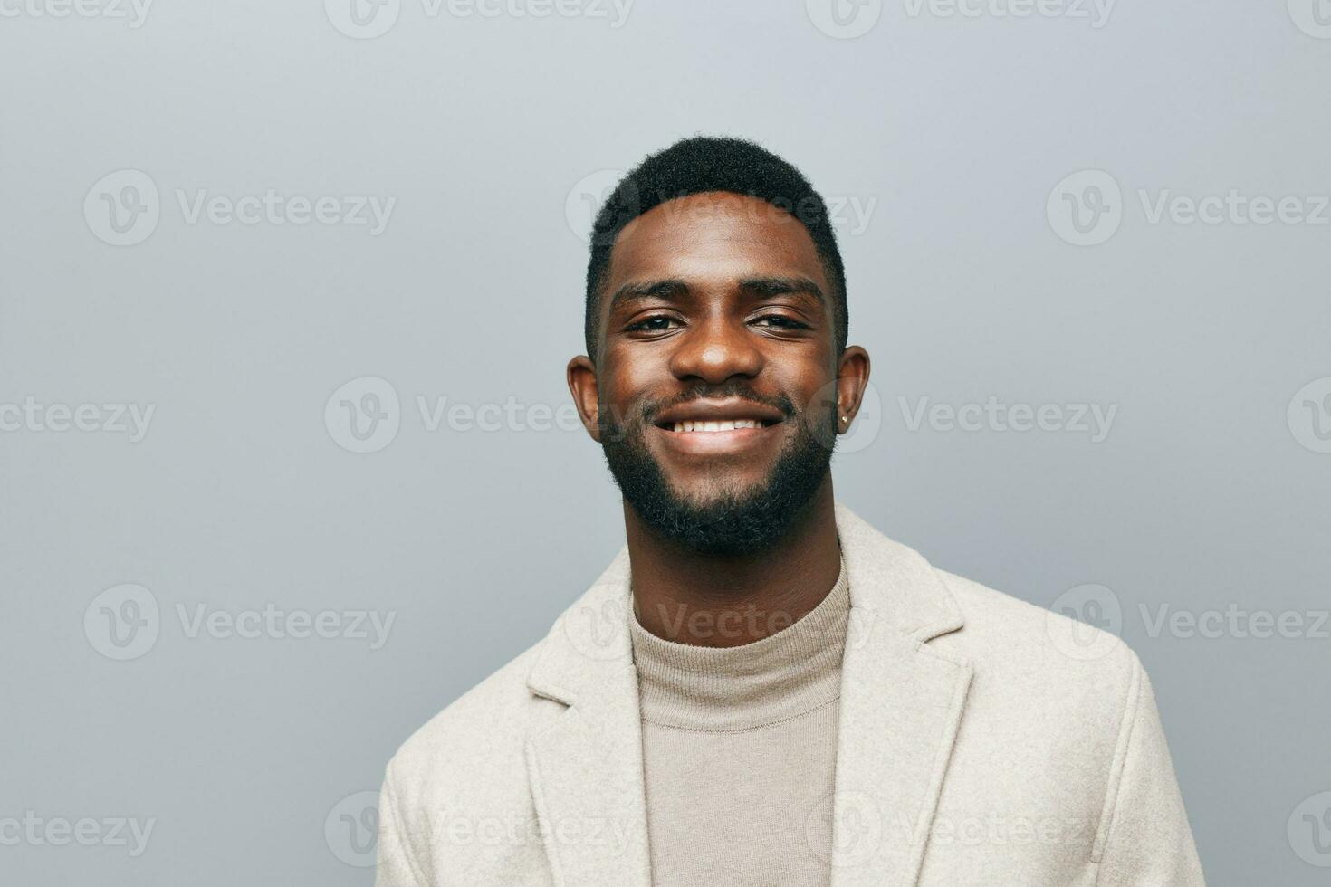 hombre negro emoción americano retrato confidente contento africano sonrisa joven sonriente inteligente foto