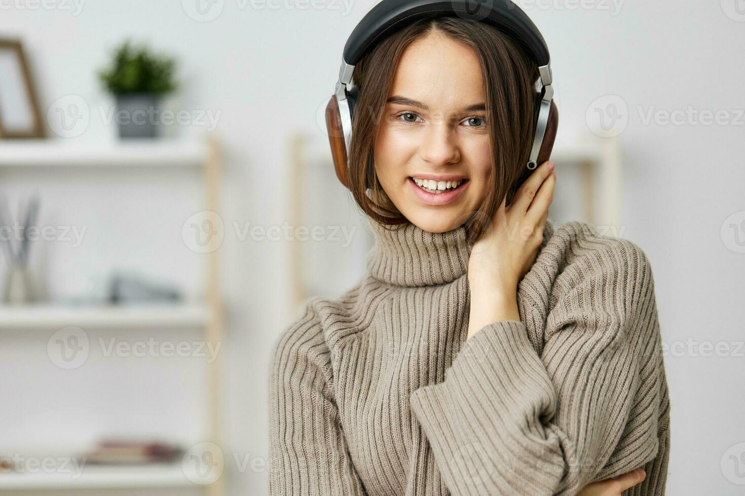 mujer auriculares caucásico joven música contento interior auriculares hogar estudiante sonriente foto