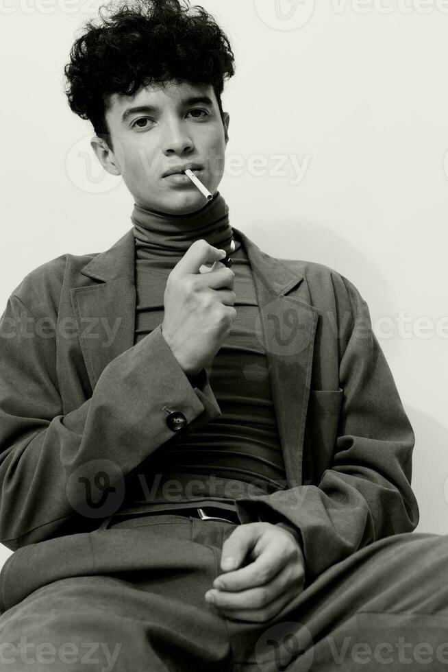 hombre Moda blanco cigarrillo y de fumar retrato negro foto