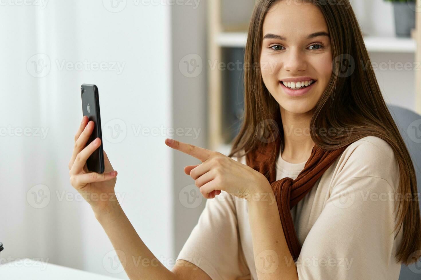 selfie joven ordenador portátil educación blogger estudiante niña aprendizaje teléfono sonrisa foto