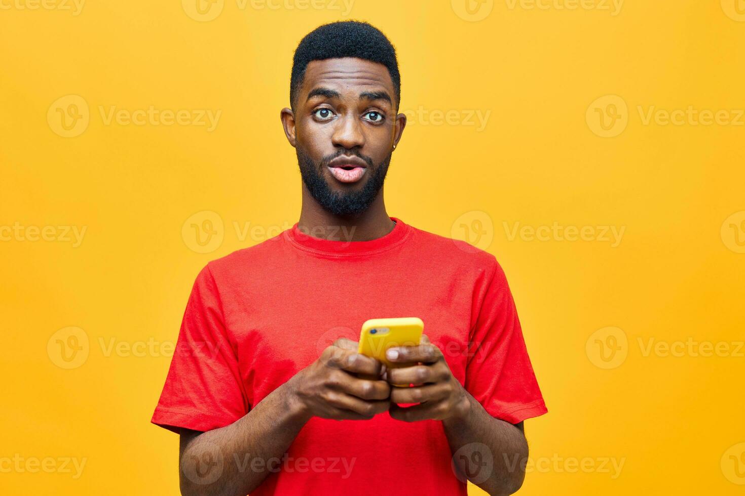 masculino hombre blanco joven negro contento africano amarillo tecnología antecedentes móvil teléfono foto