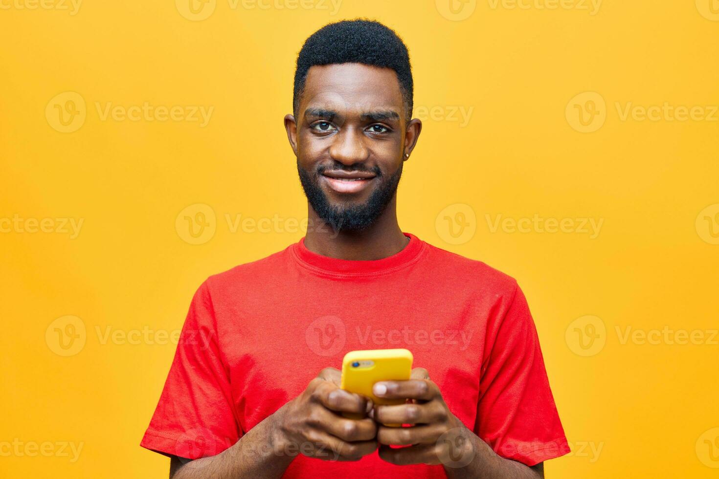 blanco hombre móvil amarillo negro africano estudio joven tecnología teléfono antecedentes contento foto