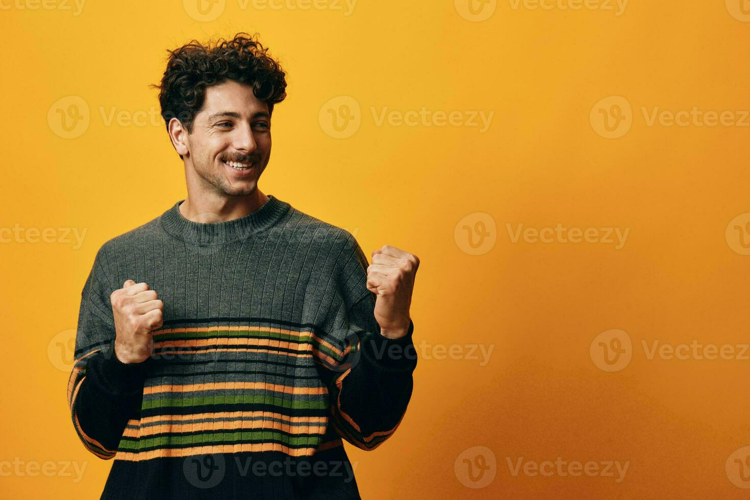hombre Moda retrato naranja antecedentes suéter de moda contento foto