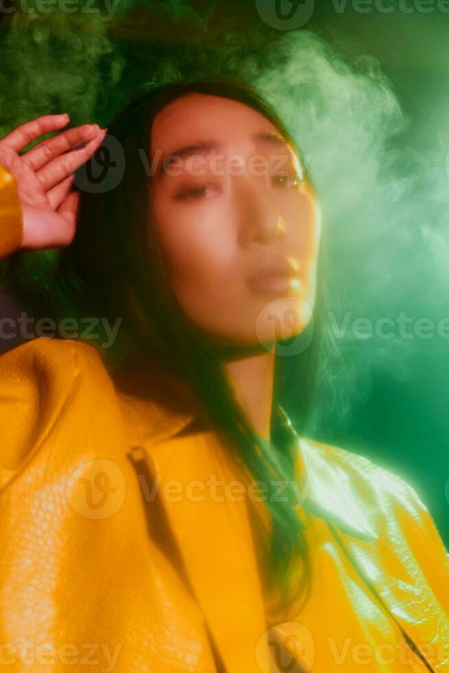 mujer concepto vistoso fumar verde de moda retrato neón foto