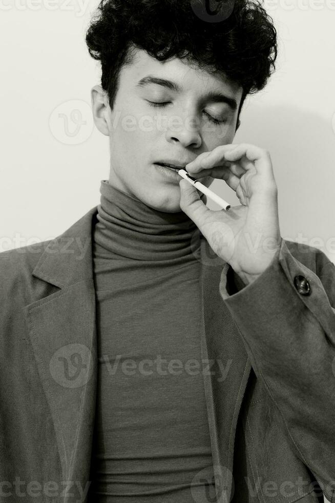 y hombre retrato negro sentado de fumar cigarrillo Moda blanco foto