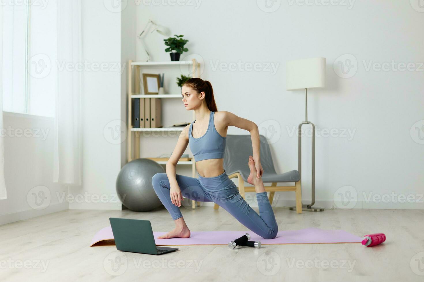 mujer ordenador portátil formación yoga vídeo hogar bienestar estera loto estilo de vida salud foto