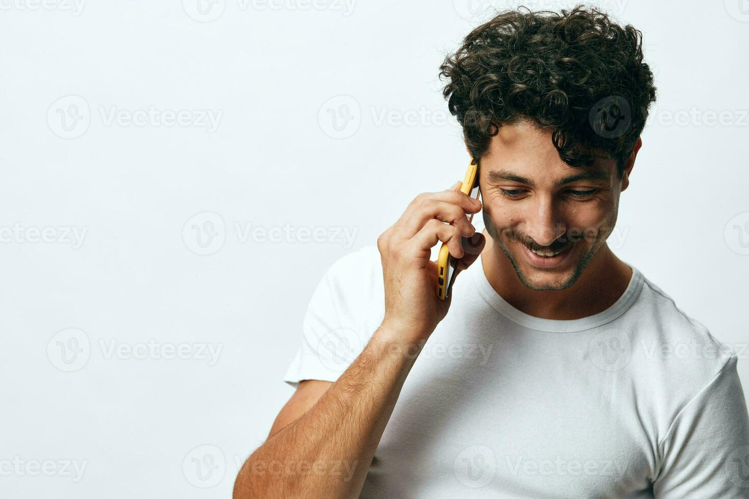 camiseta hombre en línea antecedentes mensaje teléfono tecnología hipster blanco foto