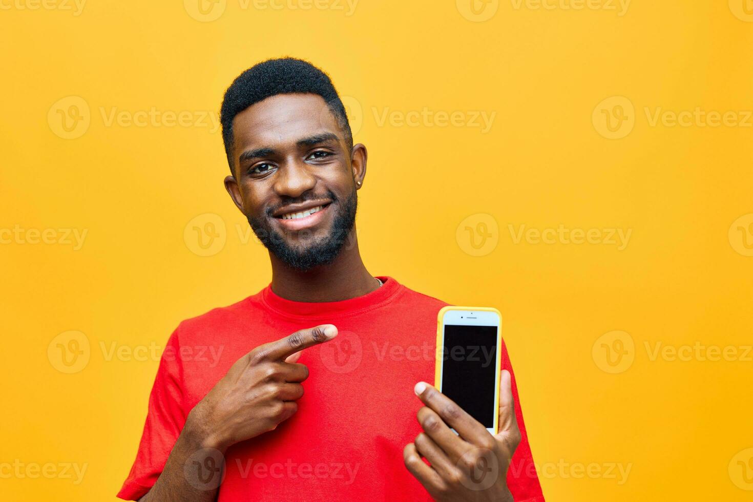 hombre negro amarillo antecedentes teléfono móvil móvil Teléfono móvil contento joven africano tecnología teléfono foto