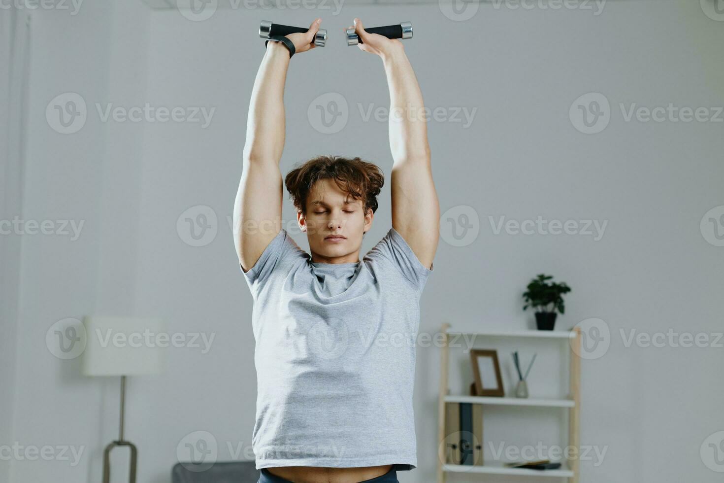 hombre hogar ejercicio interior formación físico gris estilo de vida deporte pesas salud actividad foto