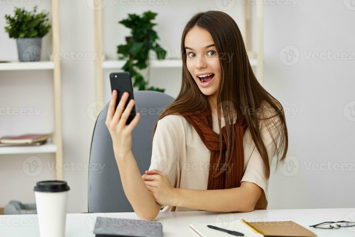 aprendizaje sonrisa educación estudiante blogger teléfono niña ordenador portátil joven selfie foto