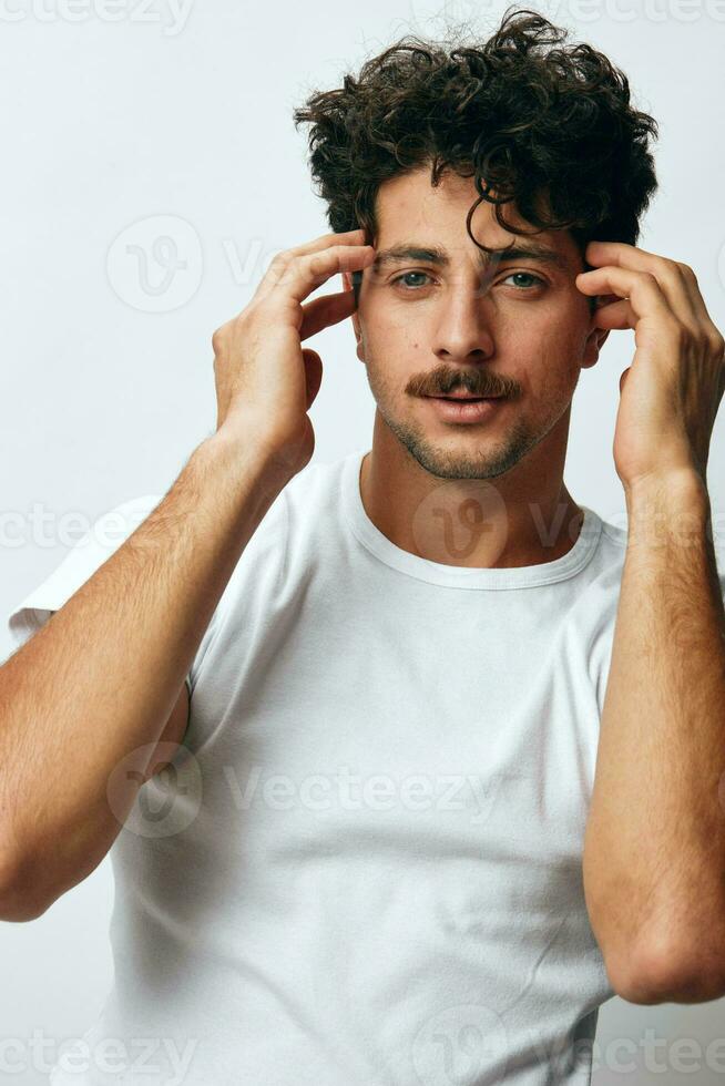 Hispano hombre Moda cara sonrisa hipster persona estilo de vida camiseta aislado antecedentes retrato camisa adulto blanco foto