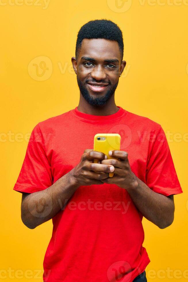 antecedentes hombre móvil africano ciberespacio negro contento joven tecnología teléfono amarillo negocio foto