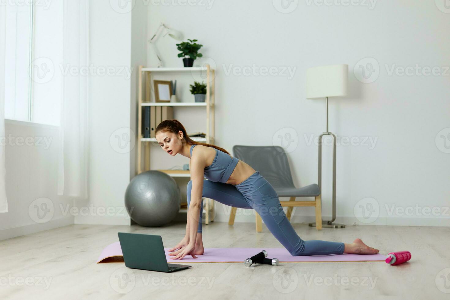 formación mujer vídeo loto ordenador portátil yoga hogar dama estera salud estilo de vida foto