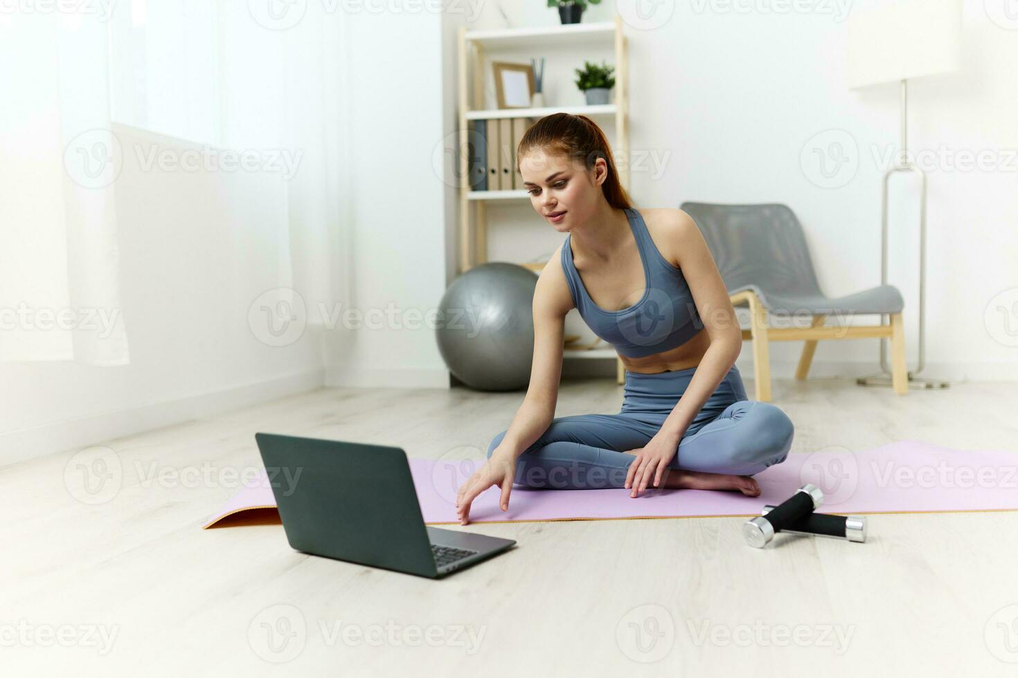 mujer vídeo loto hogar formación yoga estera estilo de vida hembra salud ordenador portátil foto