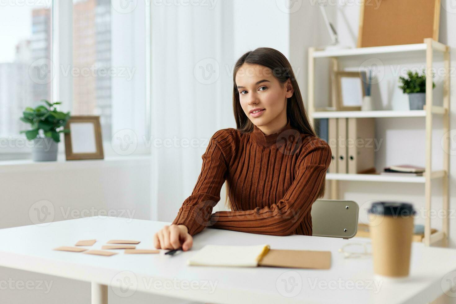 cuaderno Chica de escuela preparación examen estudiante escritorio educación mesa niña adolescente foto