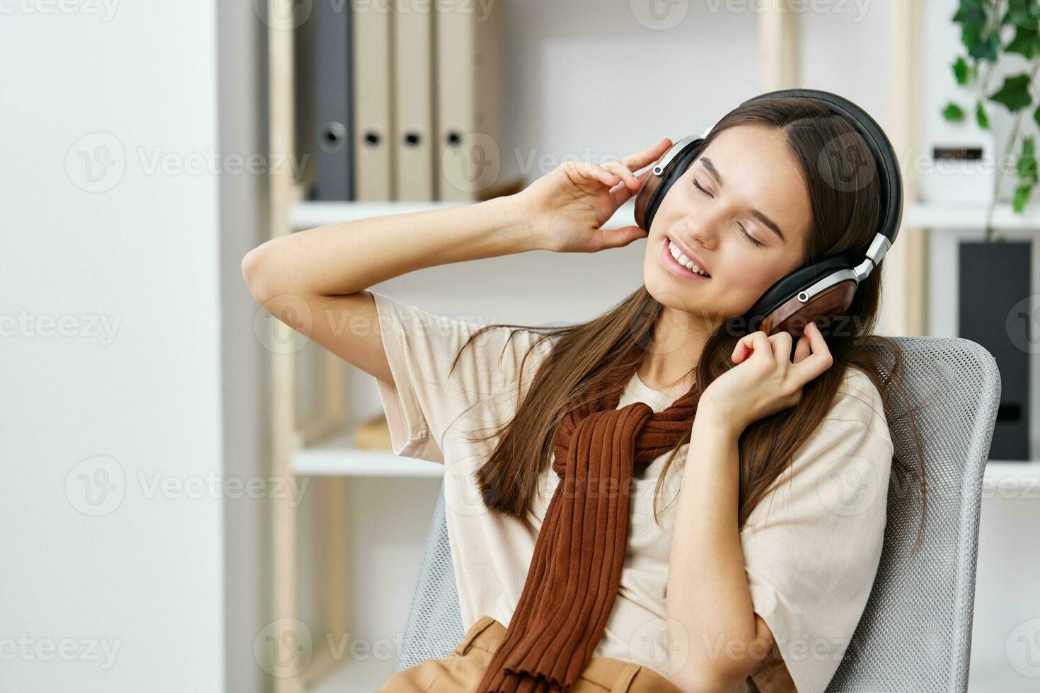 teléfono Adolescente silla contento niña sonrisa estilo de vida auriculares meditación música foto