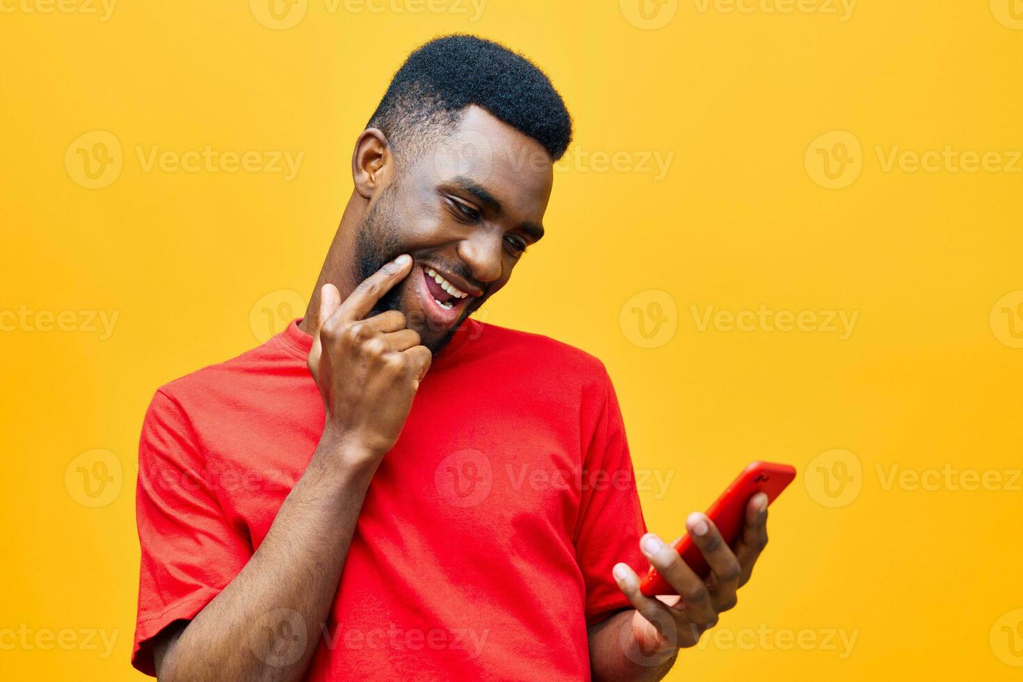 hombre teléfono negro contento africano amarillo antecedentes negocio mano tecnología joven móvil foto