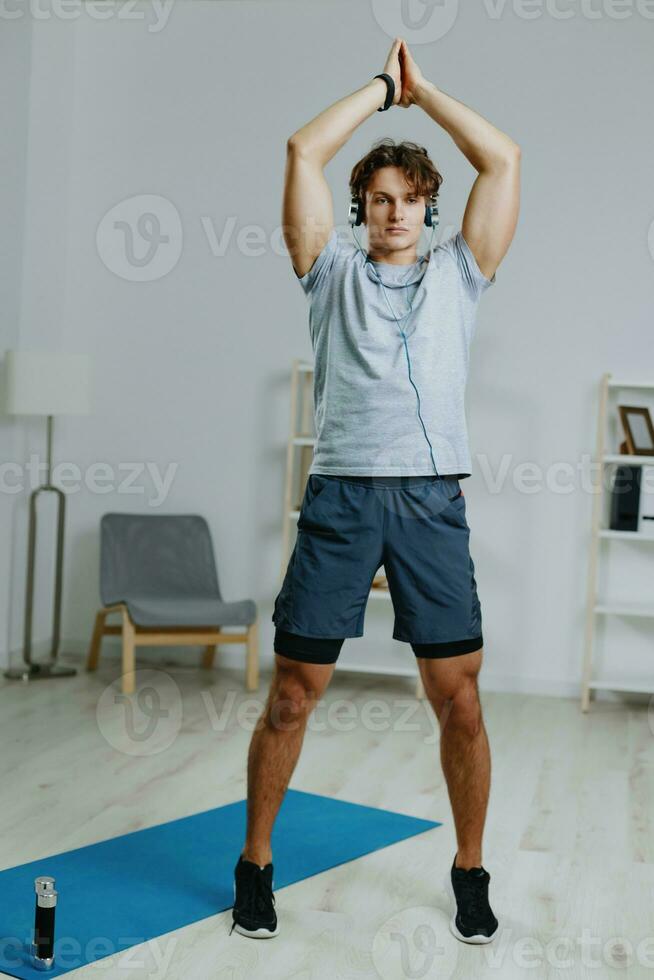 gris hombre estilo de vida joven deporte actividad sano interior hogar formación auricular foto