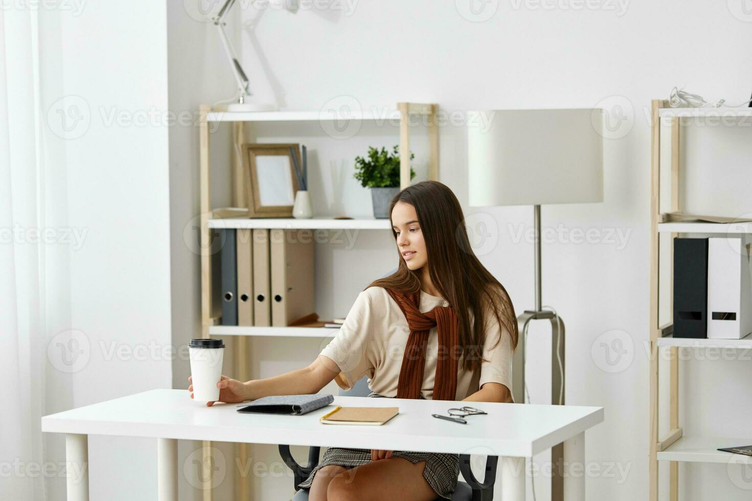 mesa Chica de escuela niña estudiante educación preparación adolescente escritorio examen cuaderno foto