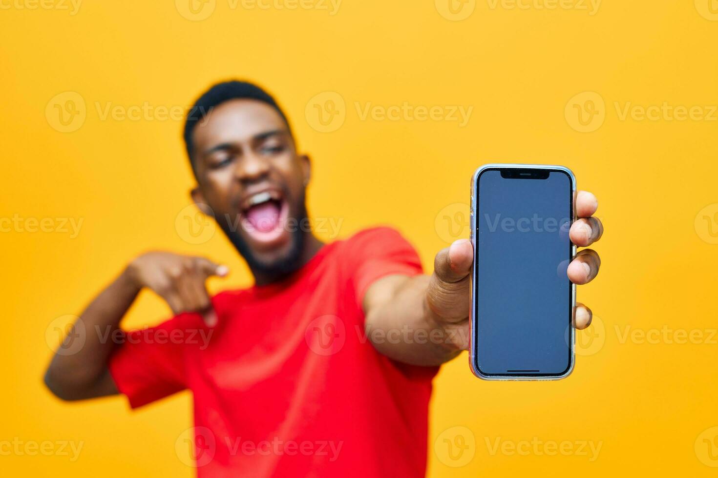 negro hombre tecnología amarillo móvil vistoso antecedentes estudio teléfono africano joven contento foto