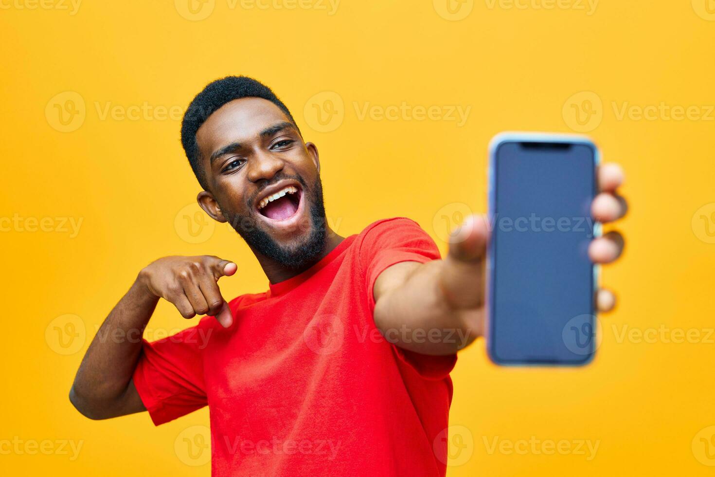 amarillo hombre africano contento teléfono tecnología teléfono antecedentes espacio móvil joven negro Copiar móvil foto