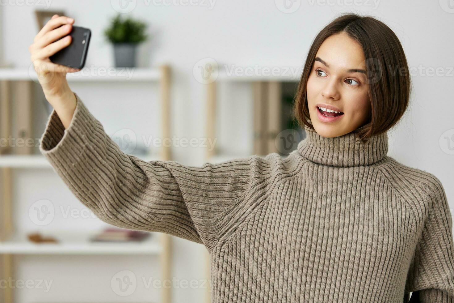 camera woman home phone blogger mobile smartphone person emotion selfie photo