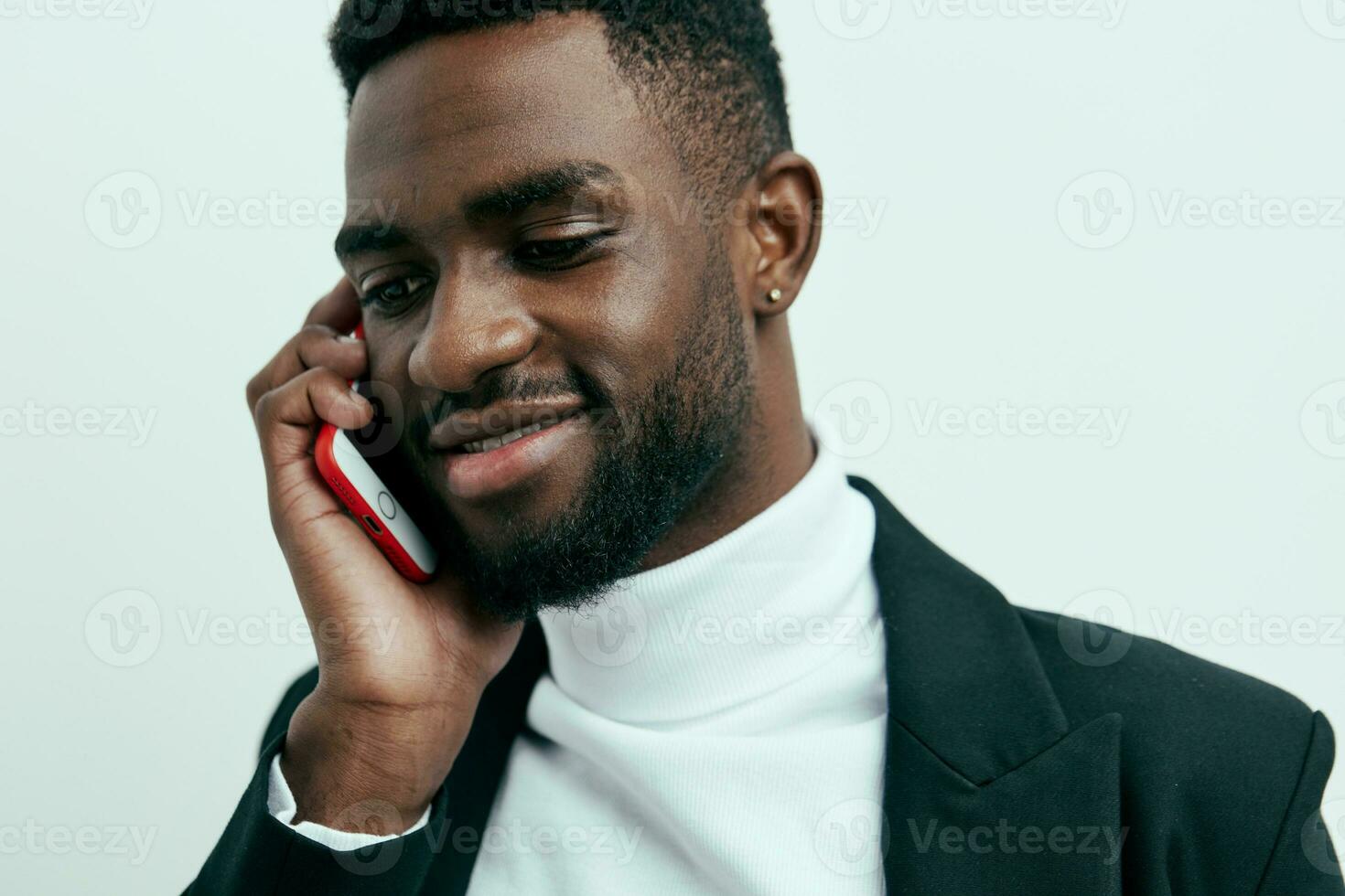 contento hombre empresario teléfono negro joven móvil africano tecnología adulto sonrisa foto